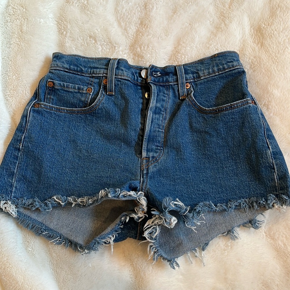 Like new!! Levi 501 High rise short